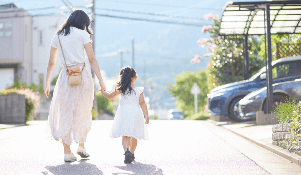 閑静な住宅街を歩く母と子
