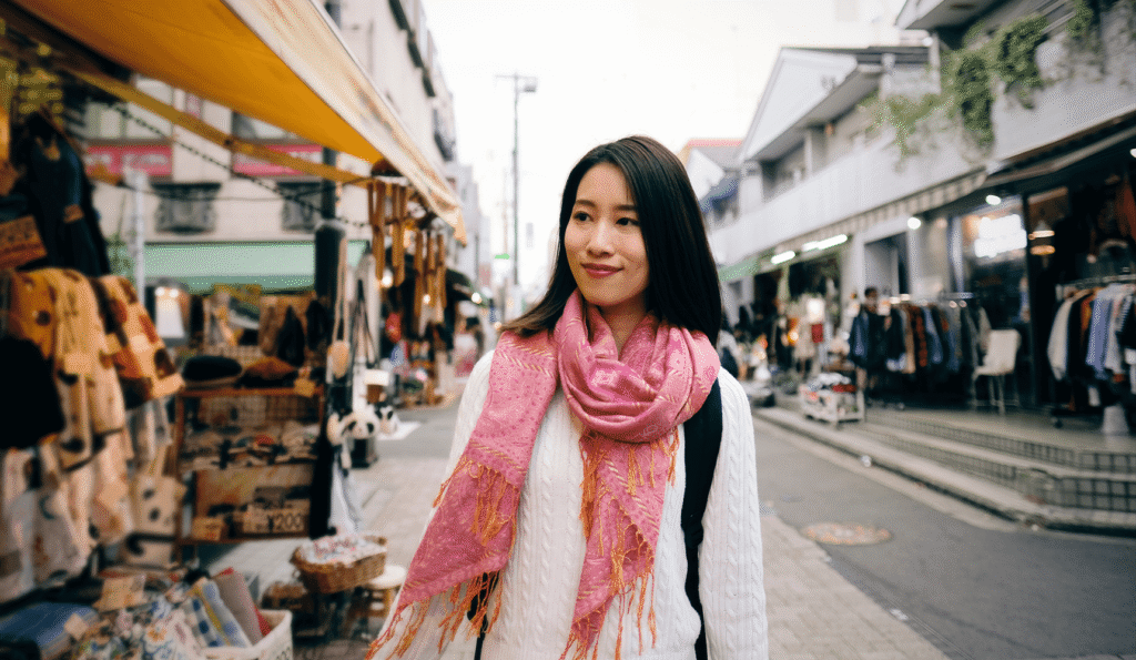 吉祥寺を散歩する女性