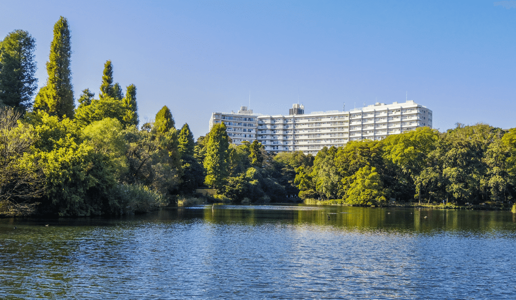 井の頭公園を眺望する集合住宅