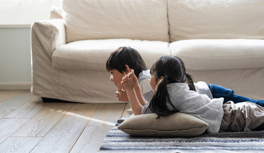 リビングの床で寛ぐ子供たち