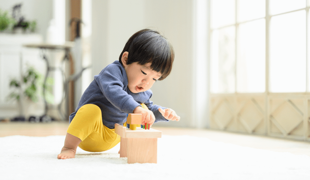 リビングで遊ぶ幼児