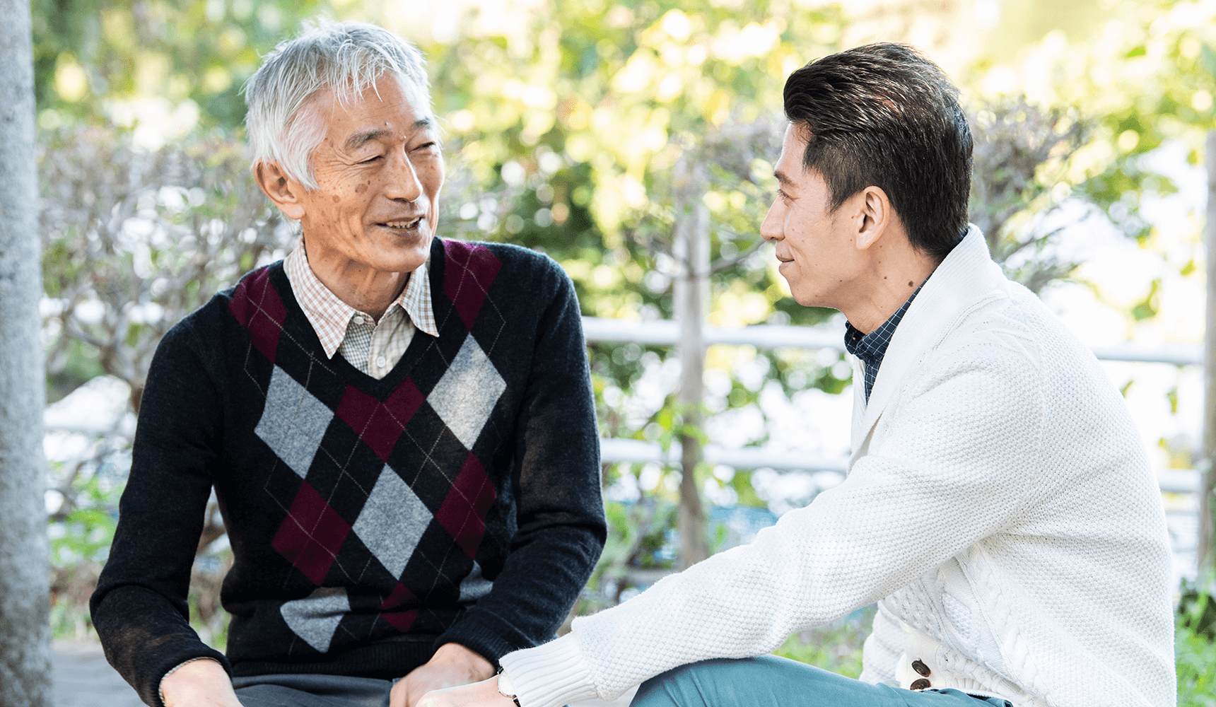 相続の相談をする親子