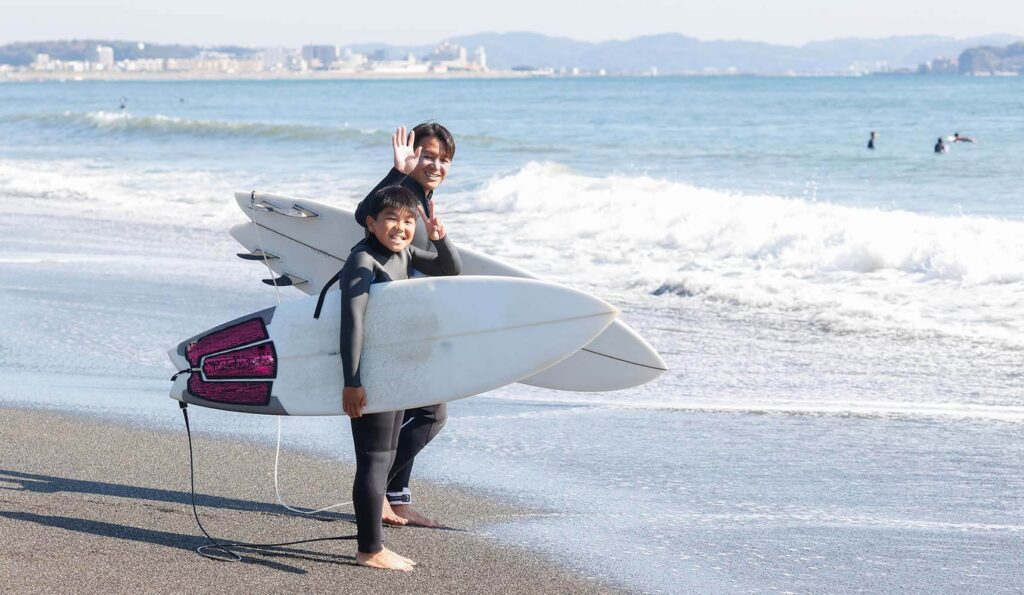 湘南の海でサーフィン